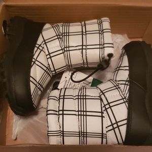 Kids size 9 Snow Scamp Boots
